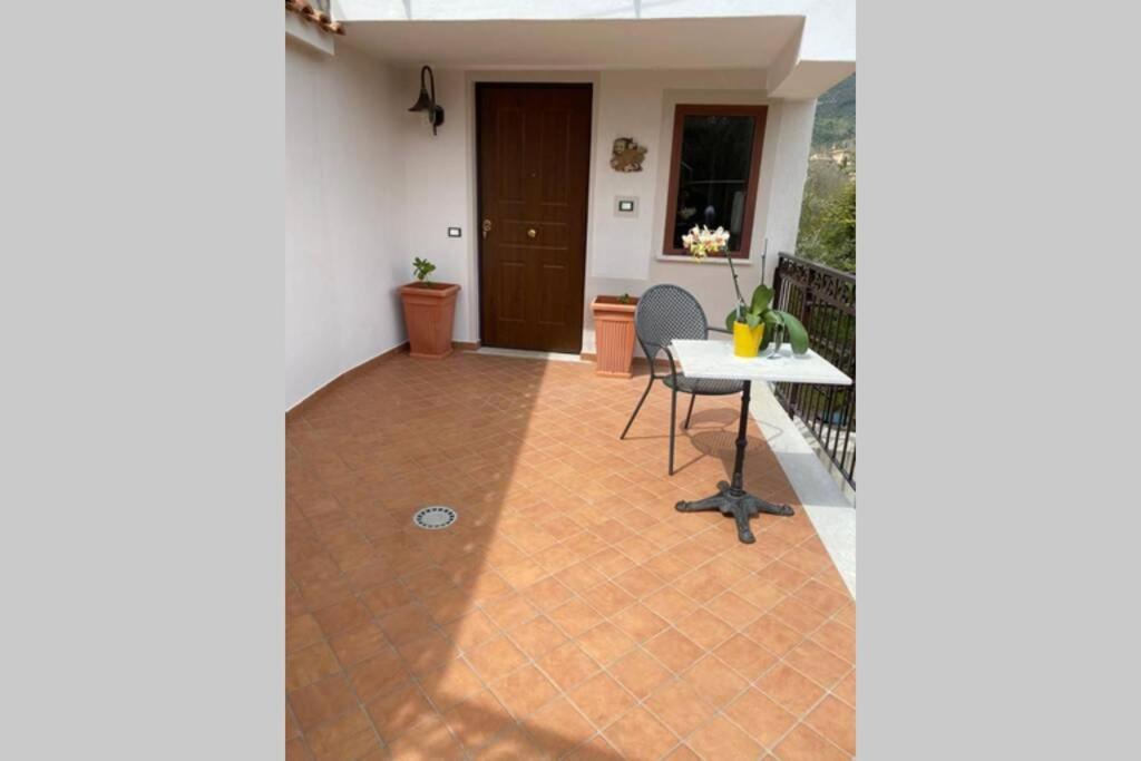 Apartamento Alloggio A Via Impero Lenola Exterior foto