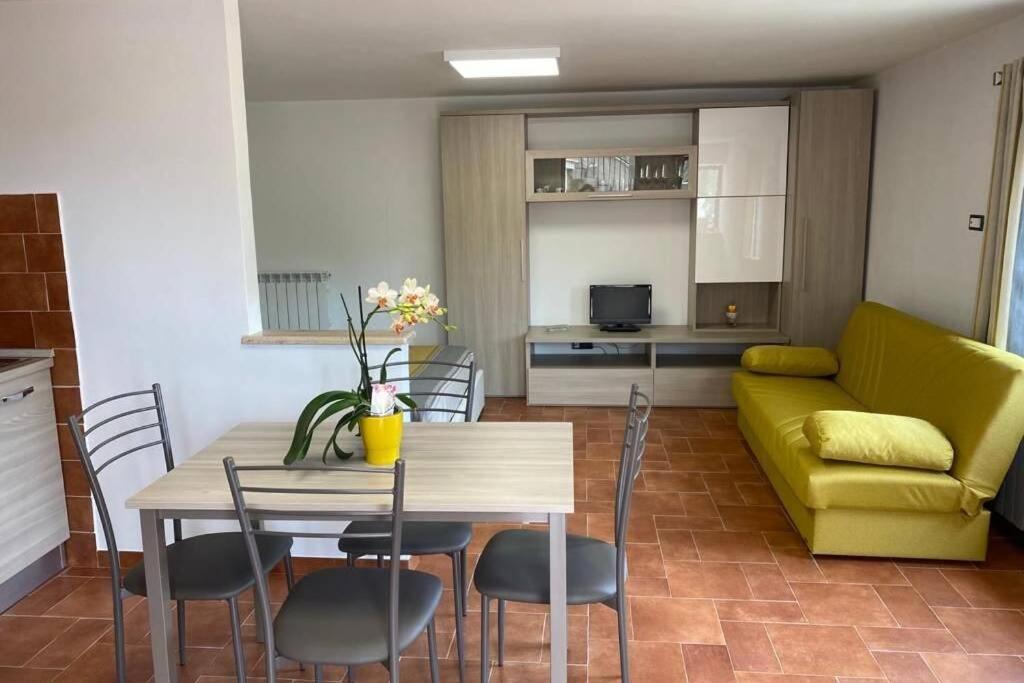 Apartamento Alloggio A Via Impero Lenola Exterior foto